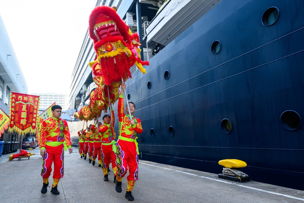 旅發局安排沿途射水禮及醒獅金龍配以熱鬧鑼鼓表演，慶祝郵輪及旅客訪港。旅發局提供