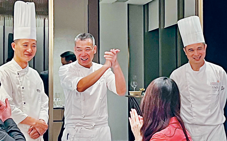 為我們做菜的幾位大廚，中間是「老吉士」的汪加金大廚