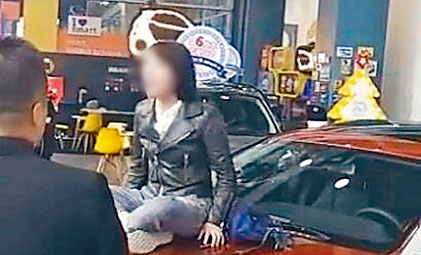 ■西安维权女车主被曝光拖欠他人款项。