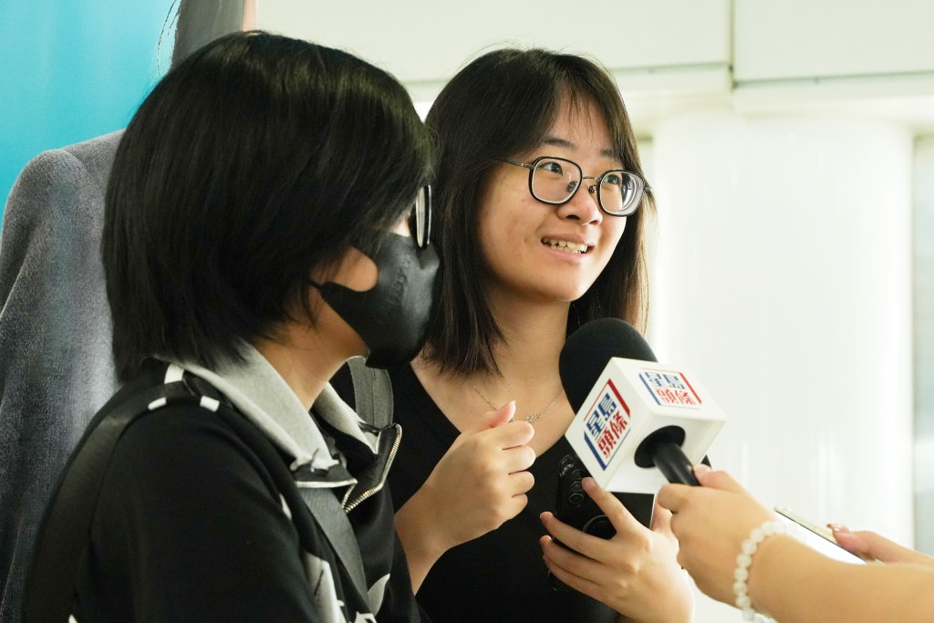 左起:李同學、劉同學一行八人準備從羅湖口岸過關。 左起:李同學、劉同學一行八人準備從羅湖口岸過關。