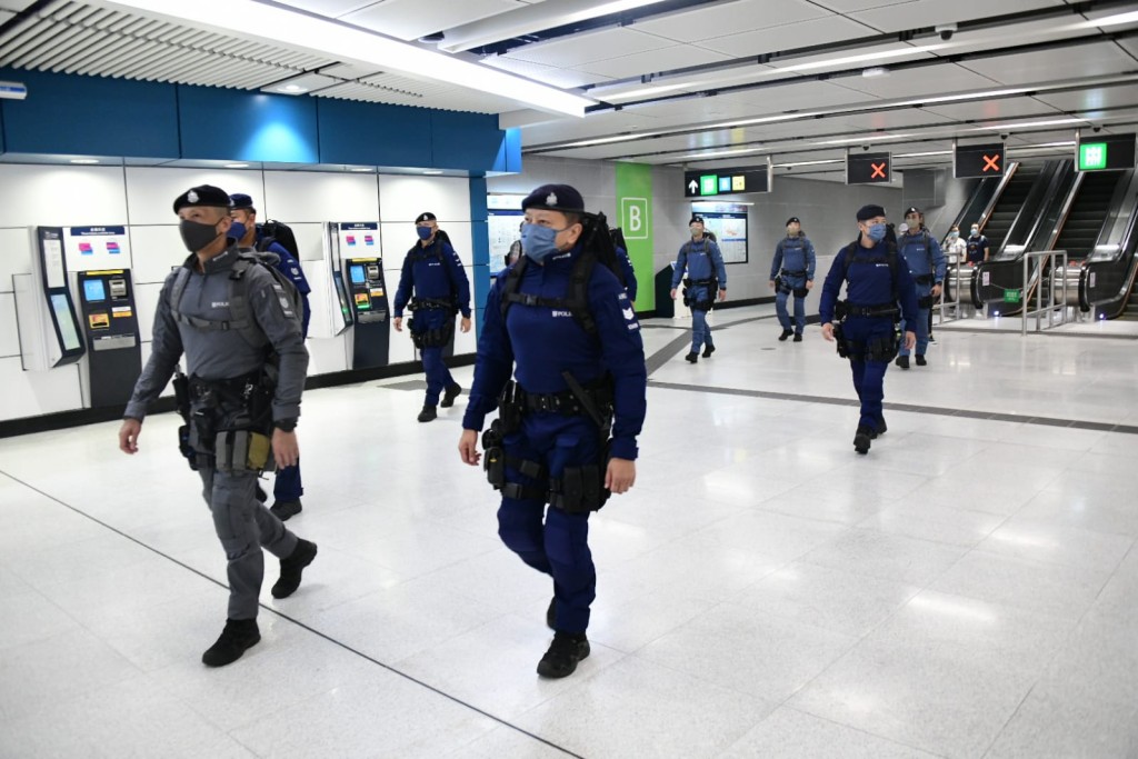 人員近日高調在港鐵站內進行巡邏。
