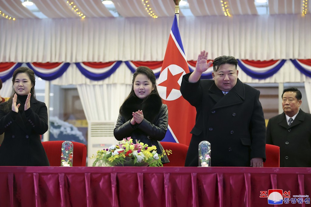 金正恩偕夫人李雪主和女兒金主愛出席一項慶祝活動。美聯社