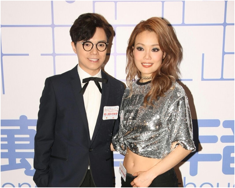 張敬軒話，自己與阿妹同年出道兼是街坊。