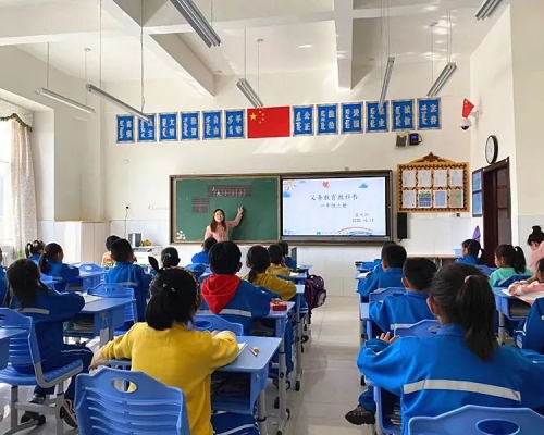 去年起内蒙古民族语言授课学校的小学一年级和初中一年级已开始使用《语文》统编教材。网图