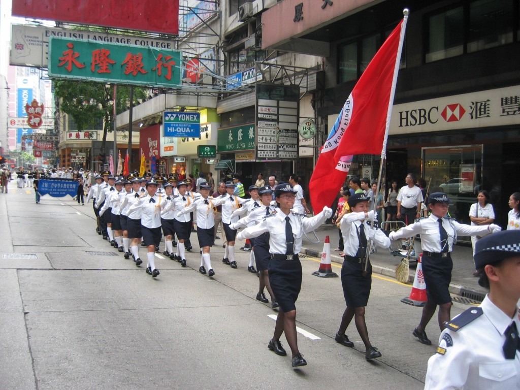 許振隆帶領升旗隊參與五四青年大巡游。（許振隆提供）