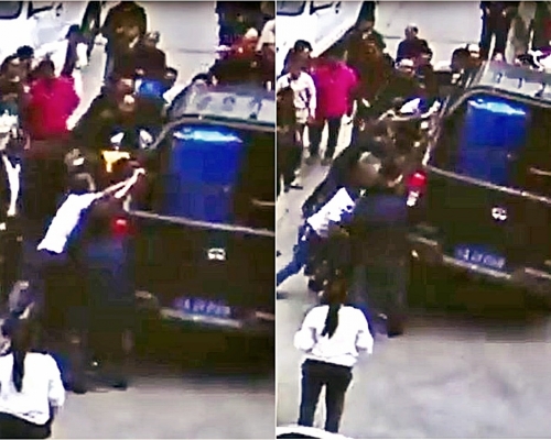 重慶一名女子被捲入車底,十幾名途人合力抬起車輛救出女子。影片截圖