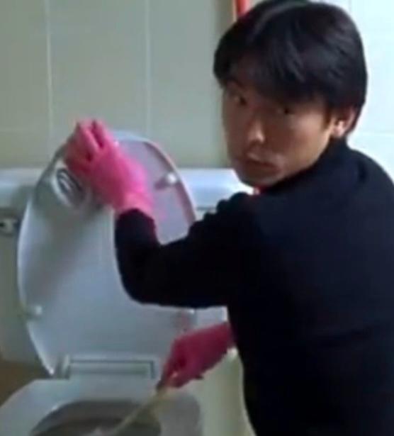 《孤男寡女》刘德华得知郑秀文快要嫁给黄浩然，就去清洁厕所。