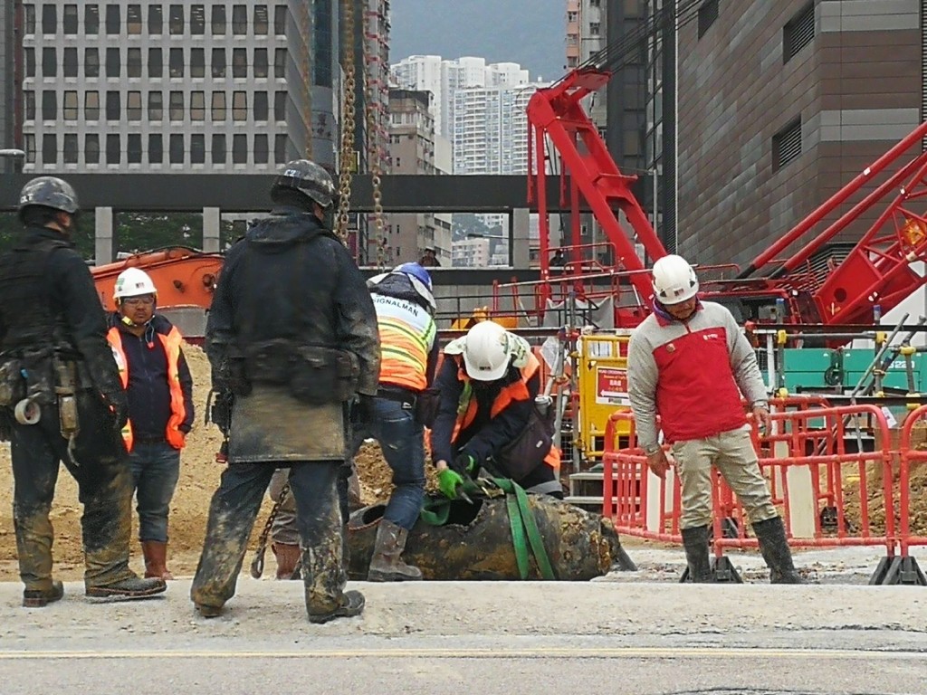 炸彈被吊上地面。梁國峰攝