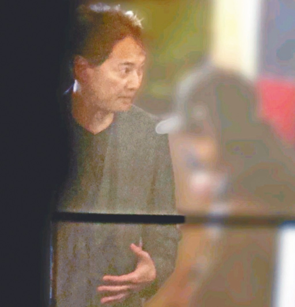 中居正廣因涉性醜聞引退,早前就被傳媒拍到他外出時的憔悴模樣。