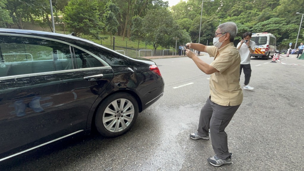 平治左後車身凹陷。