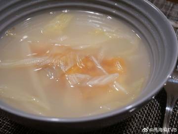 馬海倫是上海人，她煮上海菜有一手，昨天（18日），她指兒子一家回港吃開年飯，她炮製了很多美味的餸菜，這個是蛋角湯（元寶湯）。