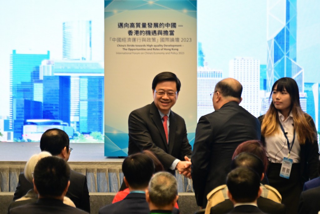 李家超强调香港会继续发挥所长，巩固和落实国家十四五规划之下的八大中心定位。陈极彰摄