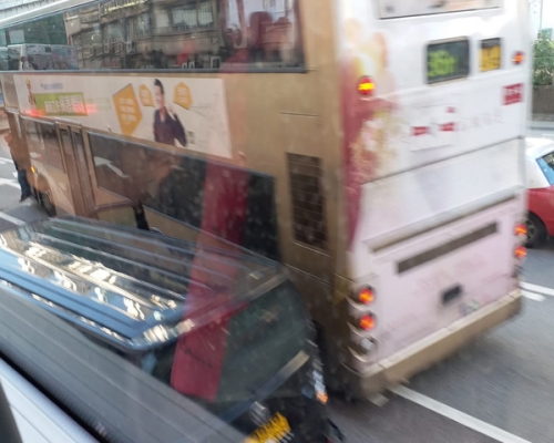 葵涌道一輛九巴與一輛客貨車相撞。 香港交通突發報料區F/網民Andy Cosmosiu圖。