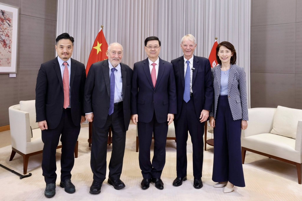 李家超（中）在論壇期間與兩位諾貝爾經濟學獎得主Joseph E. Stiglitz教授（左二）和Michael Spence教授（右）會面交流。特首政策組組長黃元山（左一）和行政長官辦公室主任（右一）亦在場。李家超FB圖片