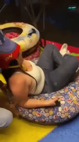 哥伦比亚女玩滑水道过弯飞出。 FB