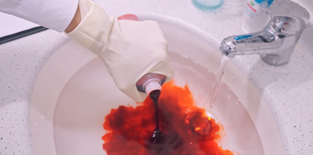 聯辦處職員在懷疑引致滲水單位進行顏色水測試。食環署提供