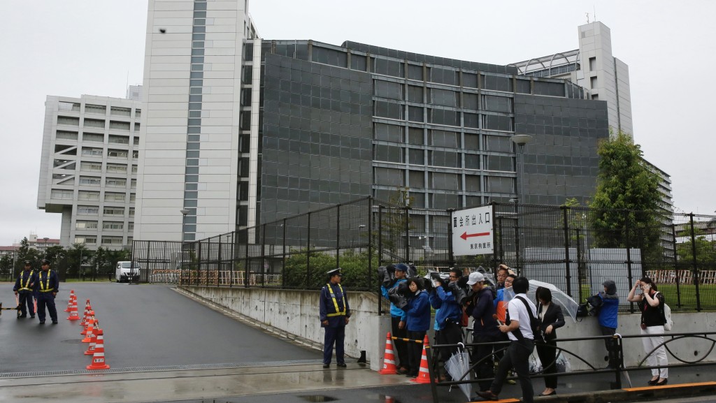 麻原彰晃伏法當天，大批記者到東京拘置所採訪。 美聯社資料回圖