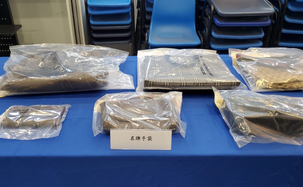 警方檢獲的名牌手袋。