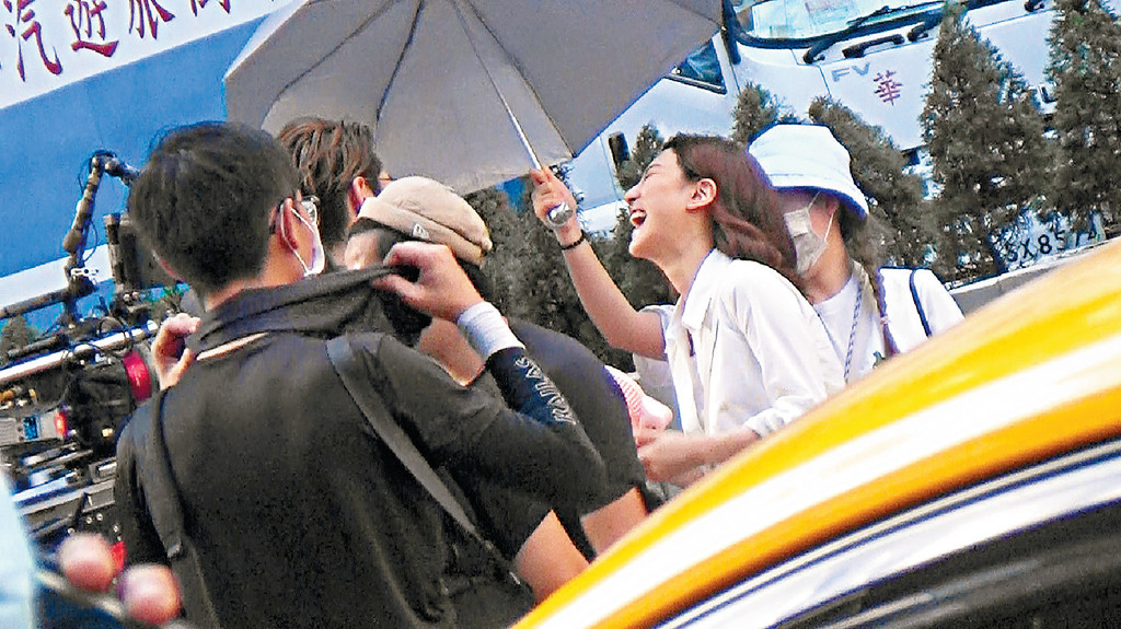 人妻大笑
■拍攝期間，Venus與柏豪咬晒耳仔密密斟，前者仲被o氹得哈哈大笑。