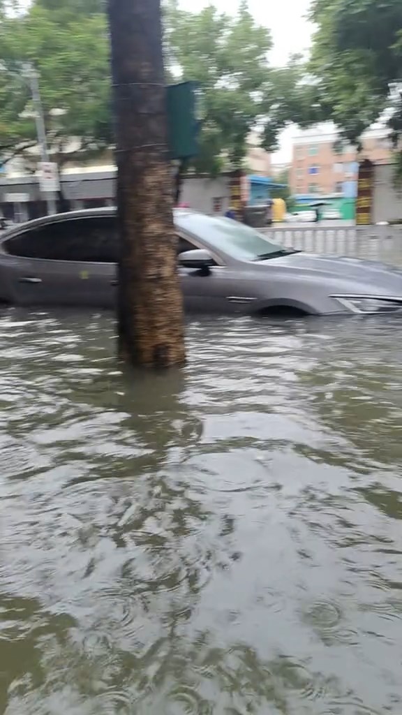 水浸將汽車淹浸。抖音@龍騰 水浸將汽車淹浸。抖音@龍騰