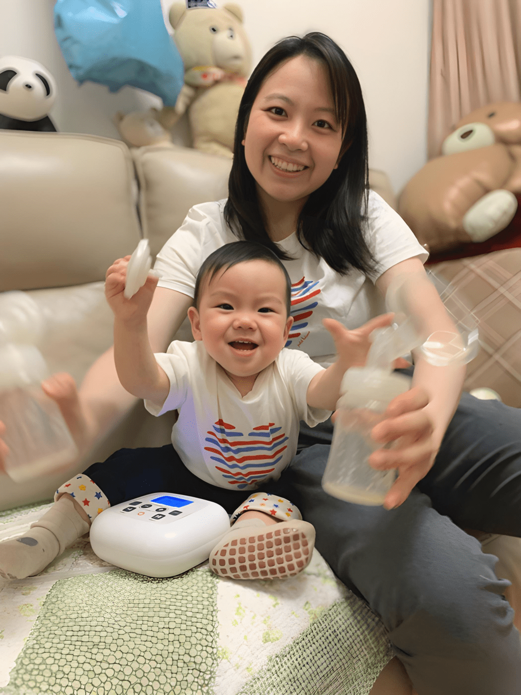 其中一名捐贈媽媽敏婷累積捐出16公升母乳,幫助有臨床需要的嬰兒。政府新聞處 其中一名捐贈媽媽敏婷累積捐出16公升母乳,幫助有臨床需要的嬰兒。政府新聞處