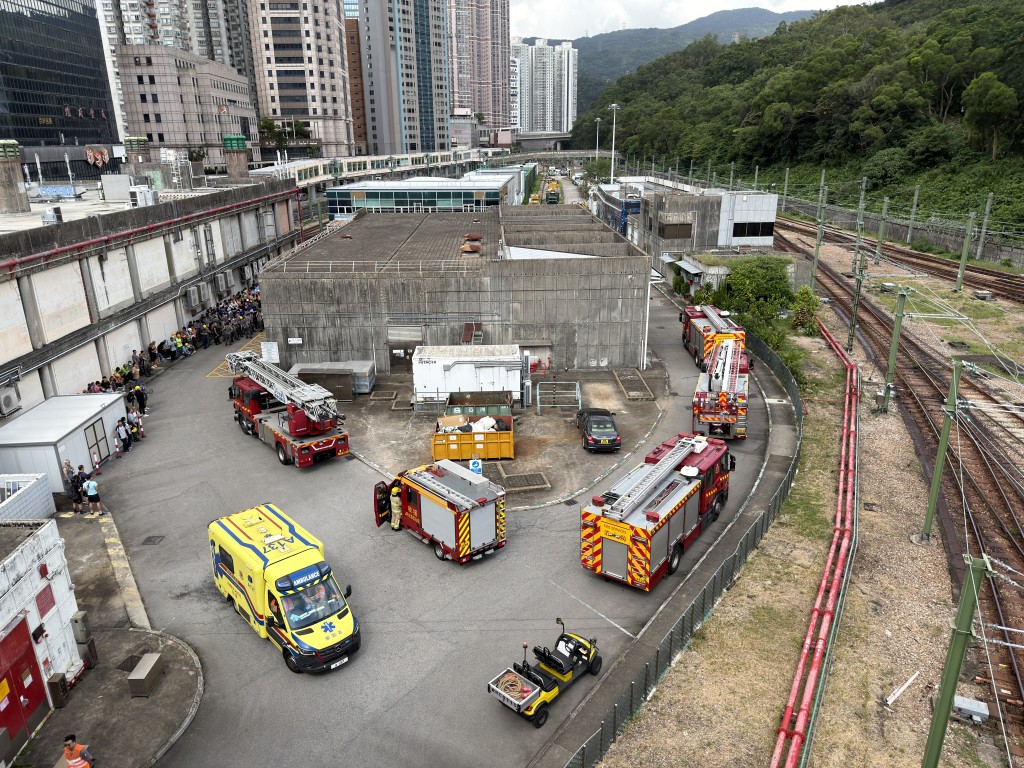 港鐵荃灣車廠火警，消防車到場。梁國峰攝