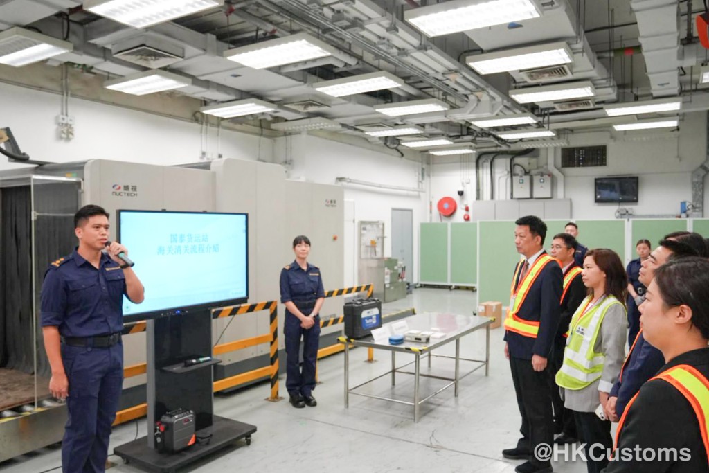 代表團在香港機場管理局人員安排下參觀香港國際機場設施。 代表團在香港機場管理局人員安排下參觀香港國際機場設施。