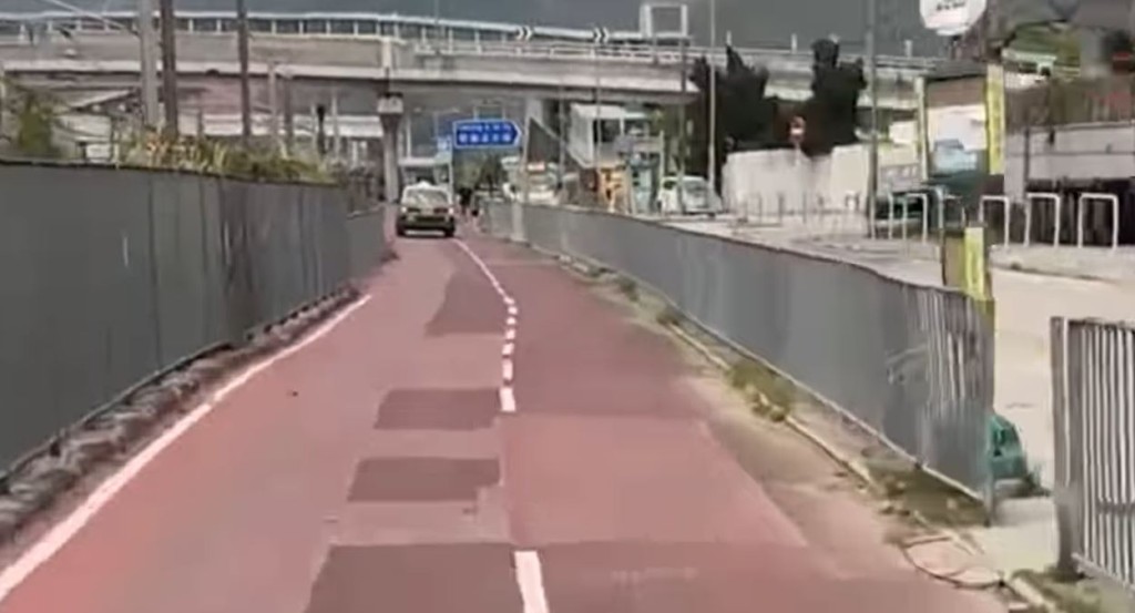 绿的误闯单车径，缓缓向前行驶。fb车cam L（香港群组）影片截图