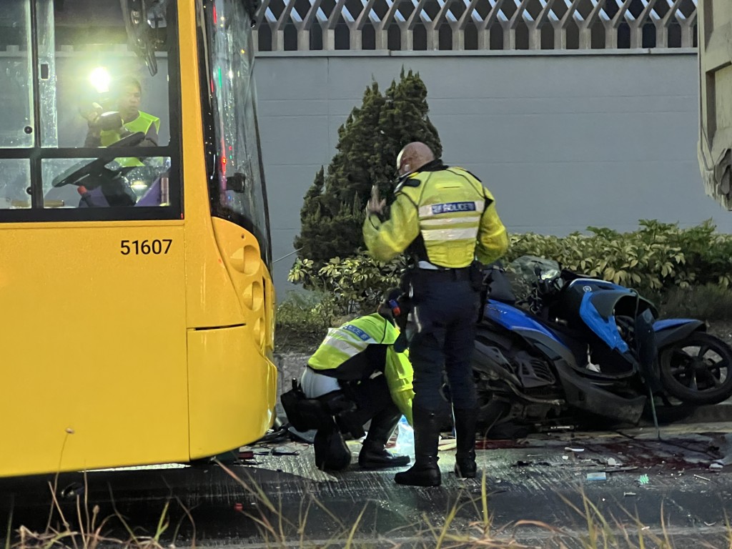 將軍澳環保大道發生3車相撞，電單車猶如「三文治」般夾在兩車之間。許文光攝