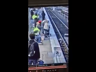 女童倒在火車鐵路軌上。