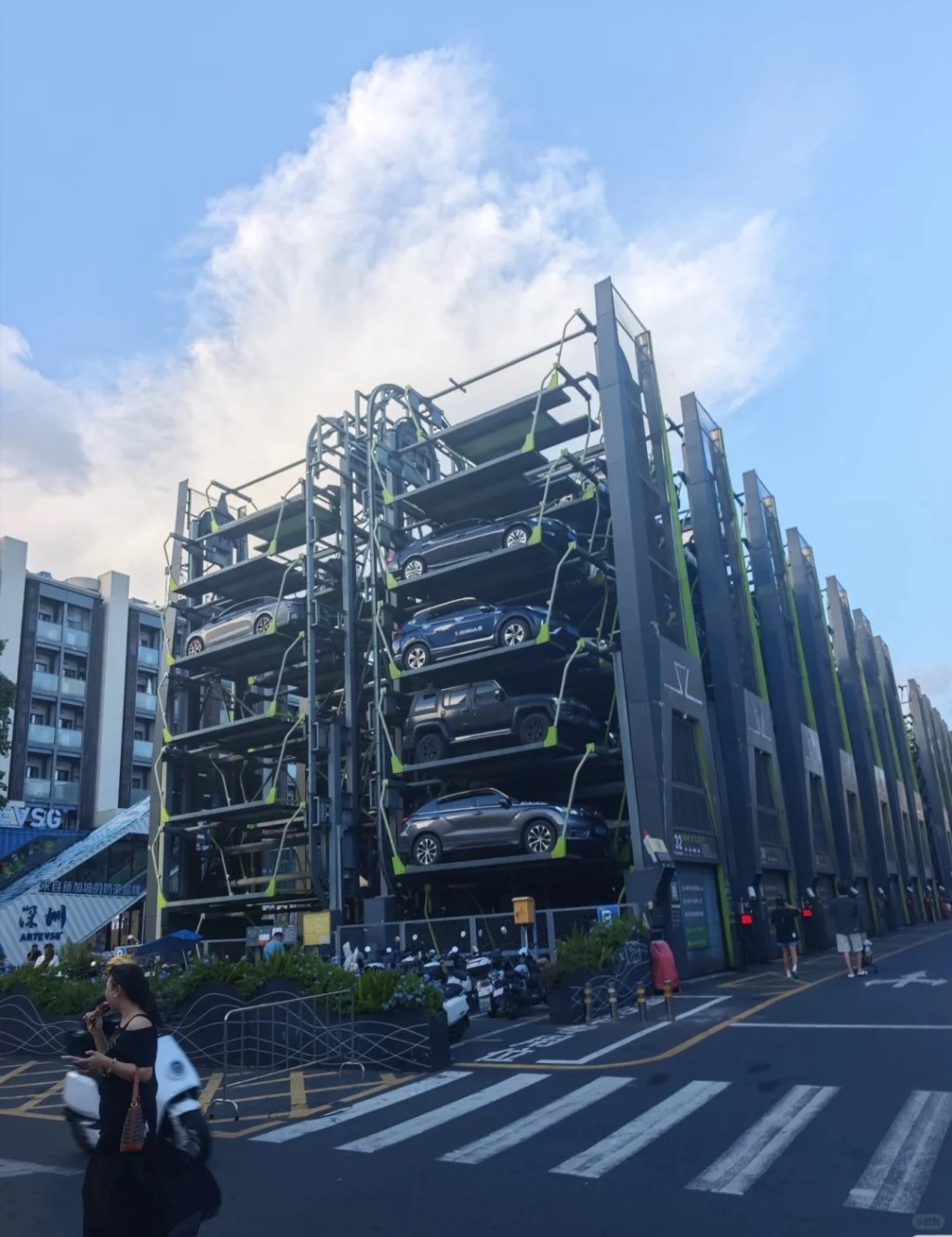 智能循环停车塔，成为深圳龙华区网红地标。小红书