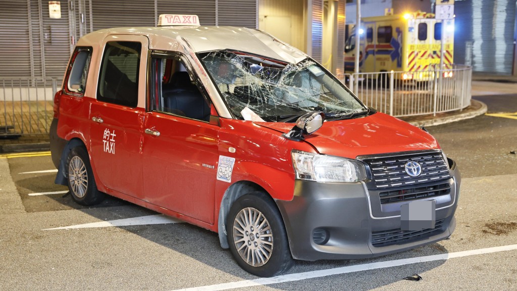 的士車頭損毀,擋風玻璃破裂。讀者提供