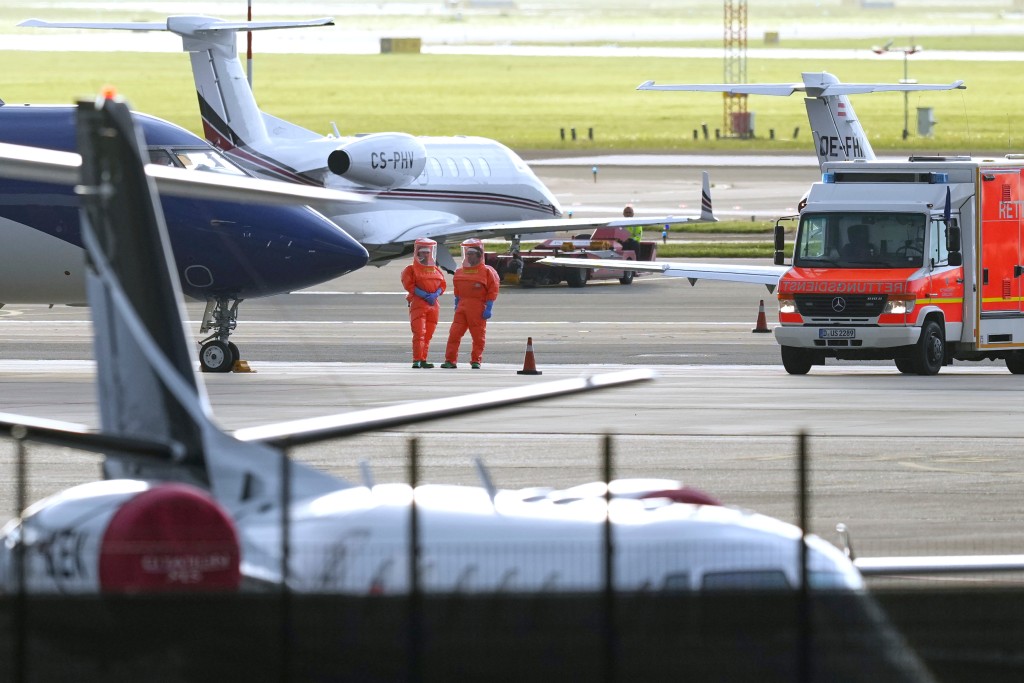 一名曾接觸感染者的荷蘭皇家航空空中服務員疑似出現漢坦病毒症狀。美聯社