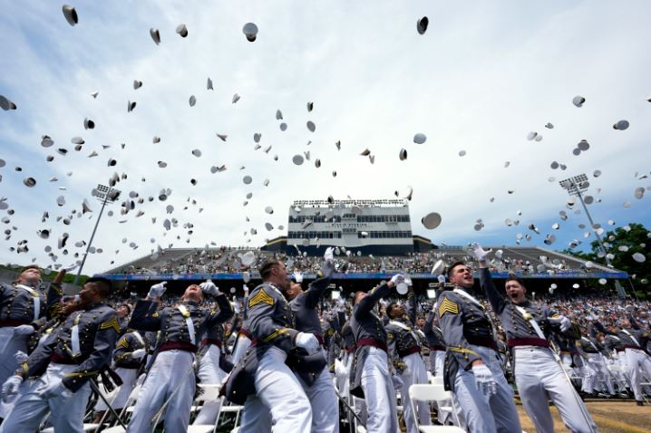 美国总统拜登在西点军校毕业典礼致词时，再次表明坚定维护台海和平。美联社