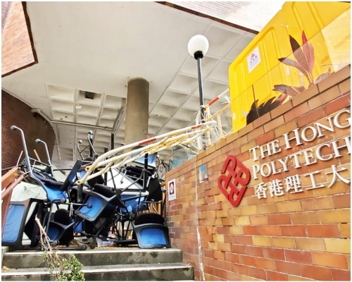 校園多個出入口被堆起雜物，如桌椅和鐵欄等阻塞。

