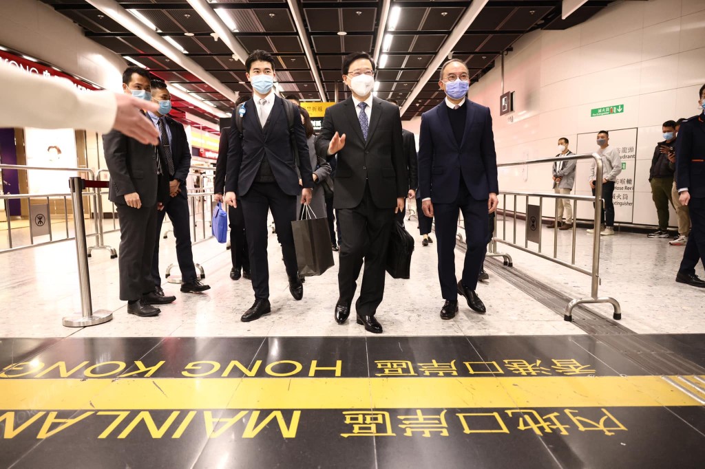 李家超率團乘高鐵到訪廣東省城市。（李家超fb圖片）