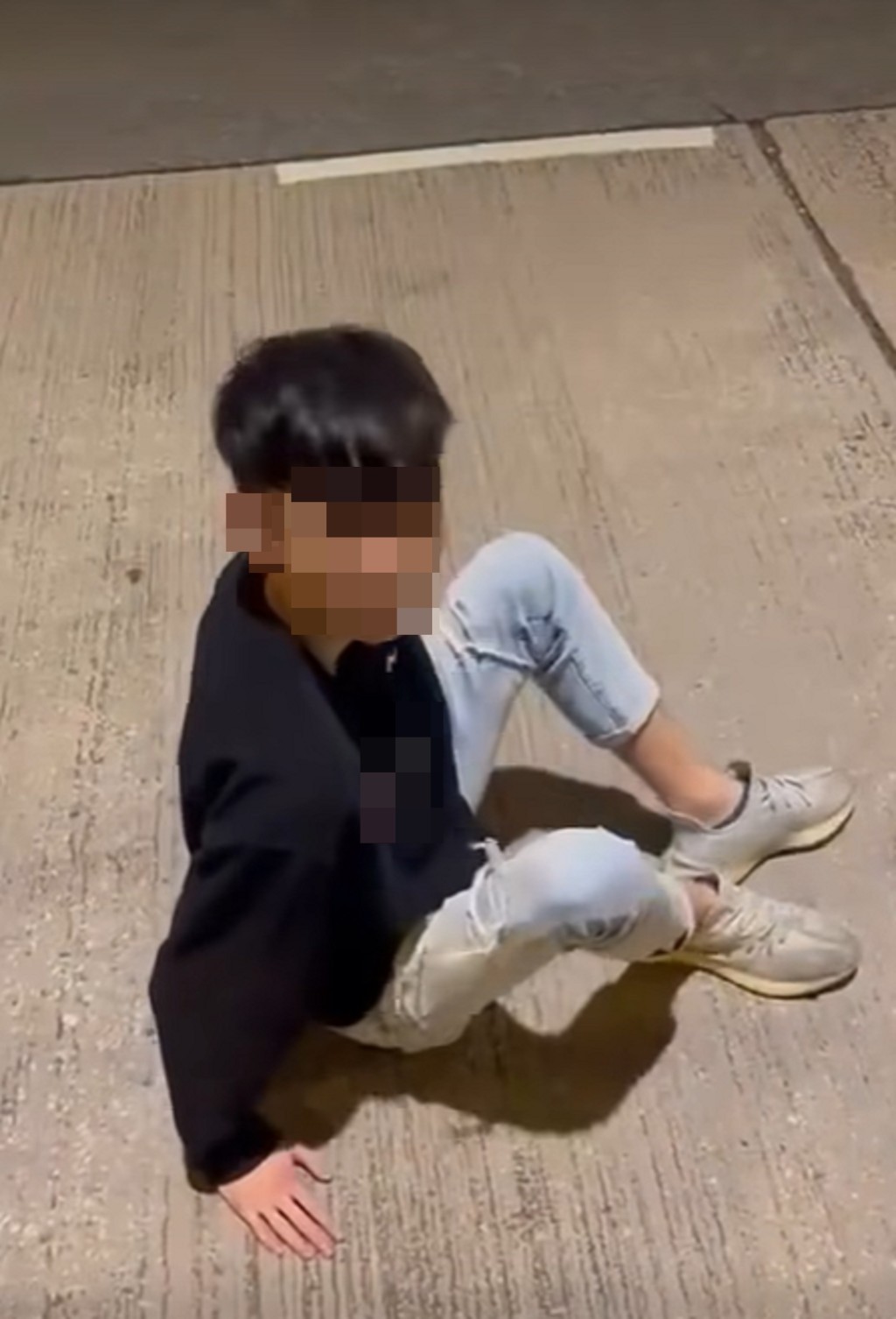 有少年在街頭坐在地上,多番嘗試也沒法站起來。 網上圖片 有少年在街頭坐在地上,多番嘗試也沒法站起來。 網上圖片