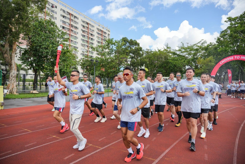 7个执法部门联同香港特殊奥运会的运动员代表在运动场内绕场一圈。邓炳强fb