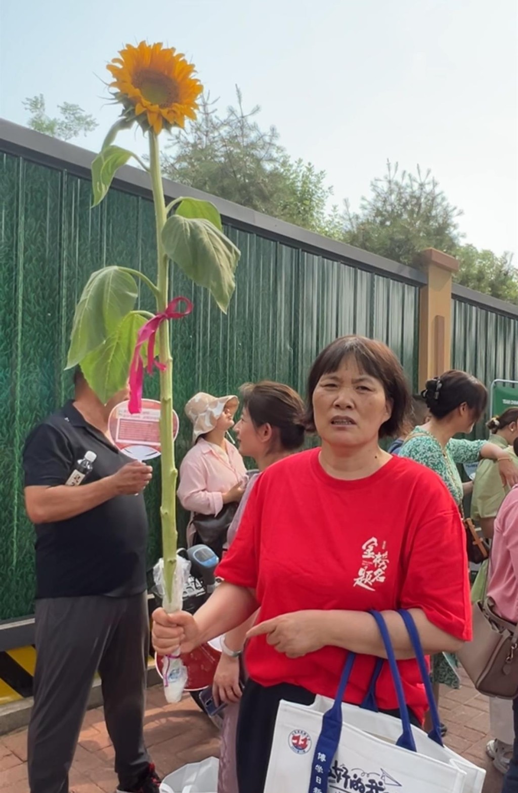 持向日葵送考望「一舉奪魁」。 持向日葵送考望「一舉奪魁」。