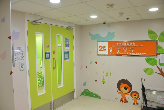童樂居案中，56歲前幼兒工作員曾多次將幼童抬起再拋在地，承認11項虐兒罪，被判入獄27個月。