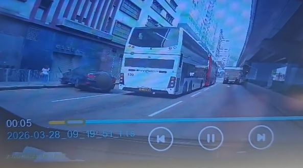 私家車猛撼鐵欄。fb 車cam L（香港群組）  