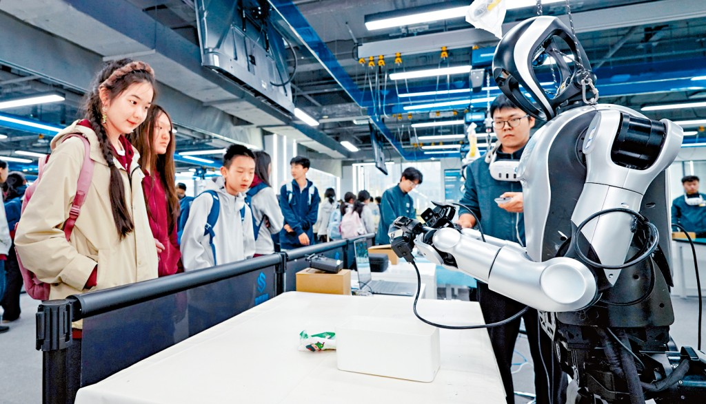 人工智能、机械人相关等专业近年大受关注。图为北京中学生参观机械人数据训练。 人工智能、机械人相关等专业近年大受关注。图为北京中学生参观机械人数据训练。