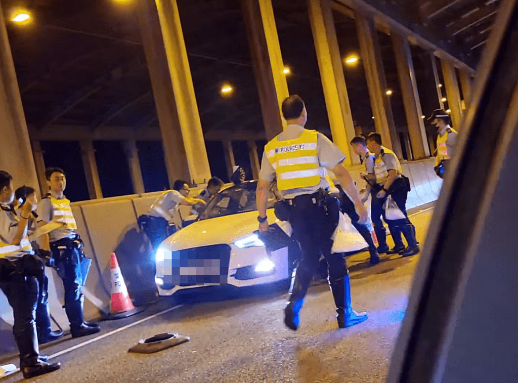 大批警员包围私家车。fb：车cam L（香港群组）