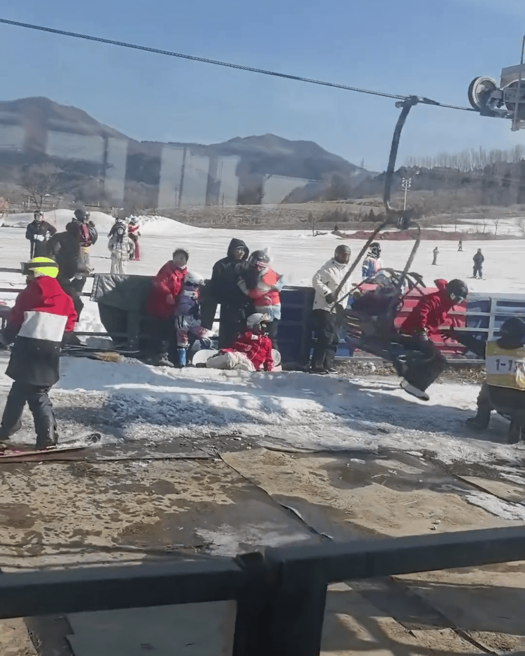 遼寧滑雪場索道突快速倒行，遊客被迫纜車跳下險象環生。