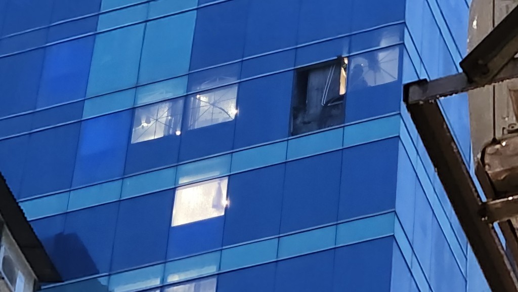 油麻地碧街东南楼艺术酒店的玻璃幕墙，疑被强风吹爆。