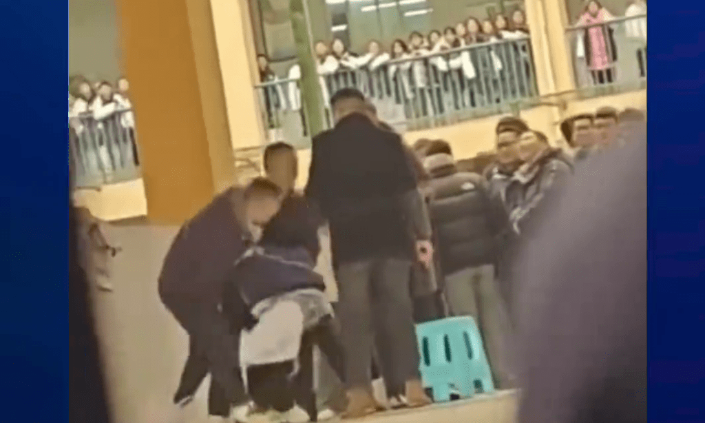 重慶男生被鎖喉、推搡、按地，疑因髮型問題遭老師當眾強行剪髮。