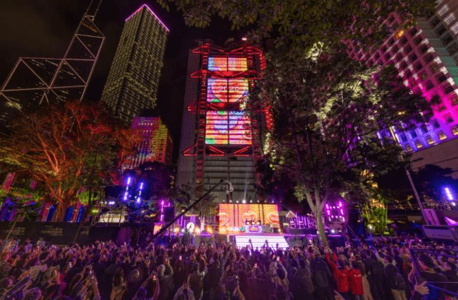 香港旅遊發展局（旅發局）「香港跨年倒數」圓滿舉行，首次於中環遮打道行人專用區，結合音樂及光 影匯演，與市民、旅客及全球觀眾一同迎接2026年，傳遞正能量與祝福。旅發局
