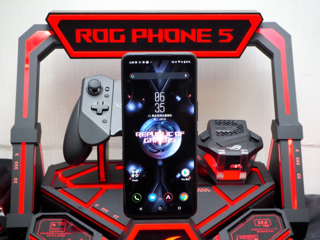 ROG Phone 5熒幕增至6.78吋，支援144Hz更新率及300Hz觸控取樣。