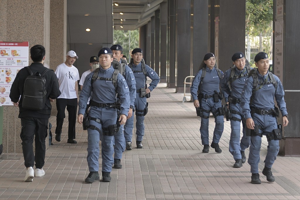 两会举行期间，香港警方加强巡逻。陈浩元摄