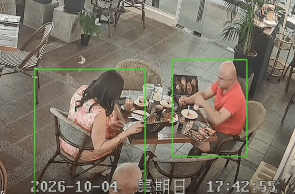 據畫面顯示，男食客用膳期間多次將手伸進T恤內，疑似拔下身體毛髮，再把不明物體放入炒粿條。